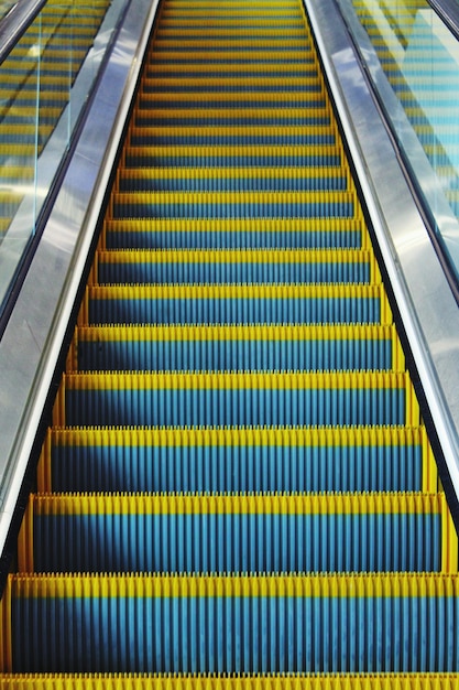 Vue d'angle élevé de l'escalier mécanique