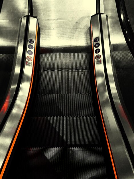 Vue d'angle élevé de l'escalier mécanique