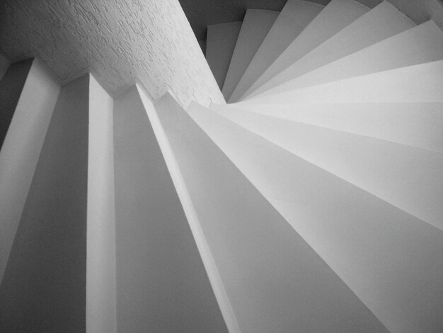 Vue d'angle élevé de l'escalier en spirale dans le bâtiment