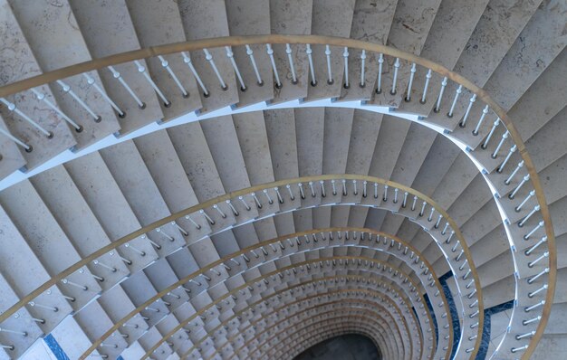 Vue d'angle élevé de l'escalier en spirale dans le bâtiment