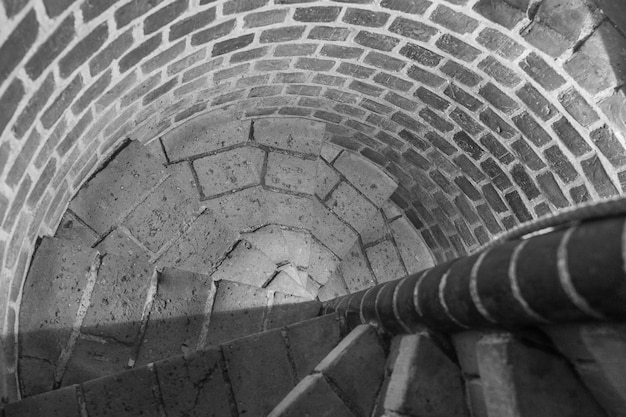 Photo vue d'angle élevé de l'escalier en spirale dans le bâtiment