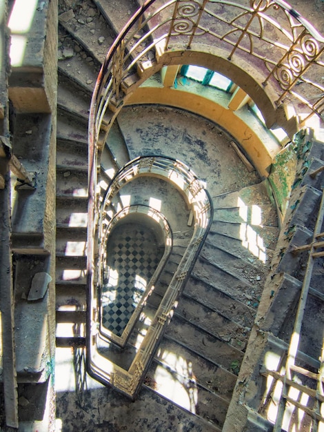 Vue d'angle élevé de l'escalier en spirale dans un hôpital abandonné