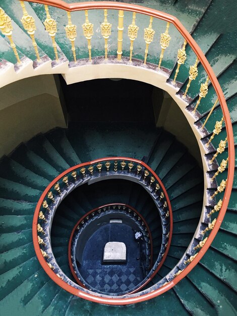 Vue d'angle élevé de l'escalier en spirale