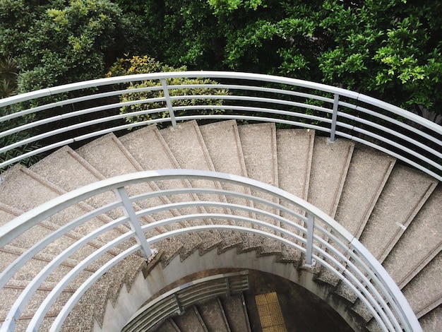 Photo vue d'angle élevé de l'escalier en spirale