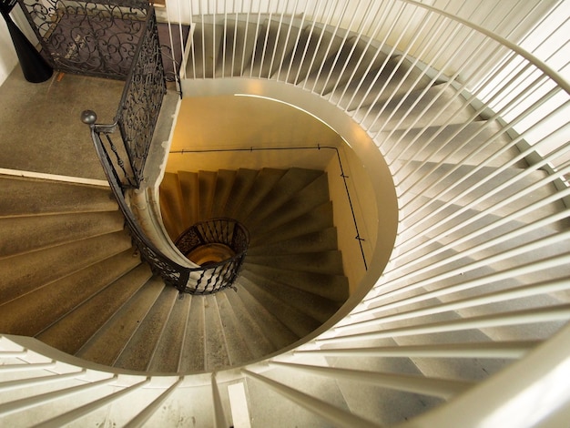 Photo vue d'angle élevé de l'escalier en spirale