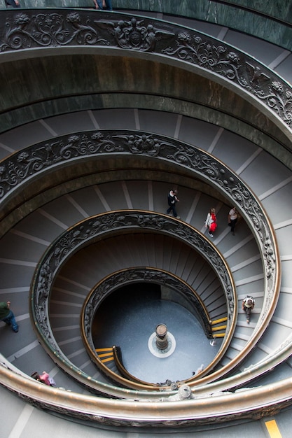 Photo vue d'angle élevé de l'escalier en spirale