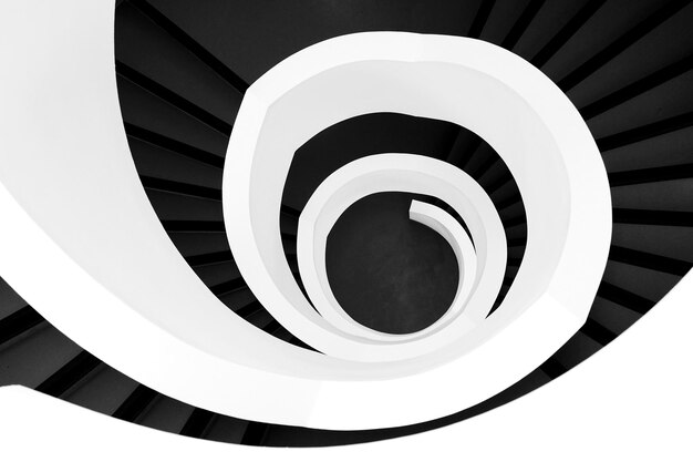 Photo vue d'angle élevé de l'escalier en spirale