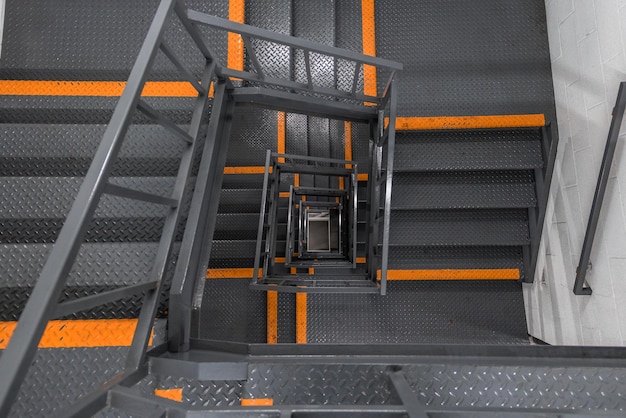 Photo vue d'angle élevé des escaliers en spirale dans l'industrie