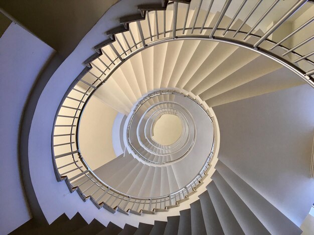 Vue d'angle élevé des escaliers en spirale