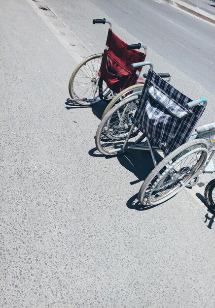 Photo vue d'angle élevé des fauteuils roulants à l'arrêt de bus