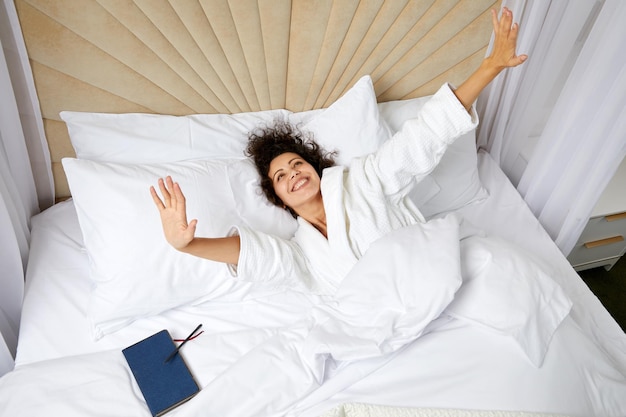 Photo vue d'angle élevé d'une femme allongée sur le lit