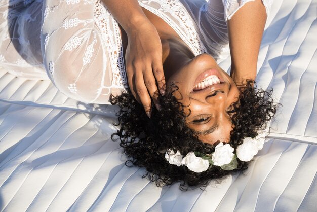 Photo vue d'angle élevé d'une femme allongée sur le lit