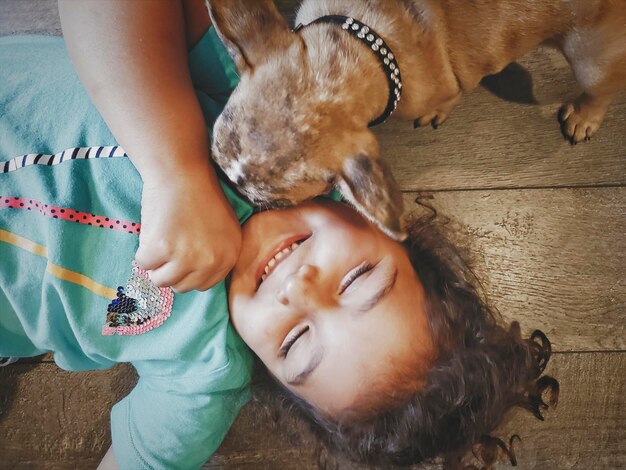 Photo vue d'angle élevé d'une femme avec un chien