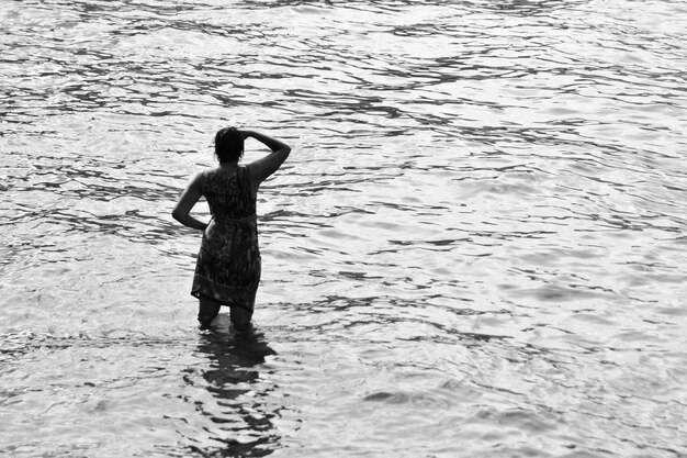 Vue d'angle élevé d'une femme debout dans le lac