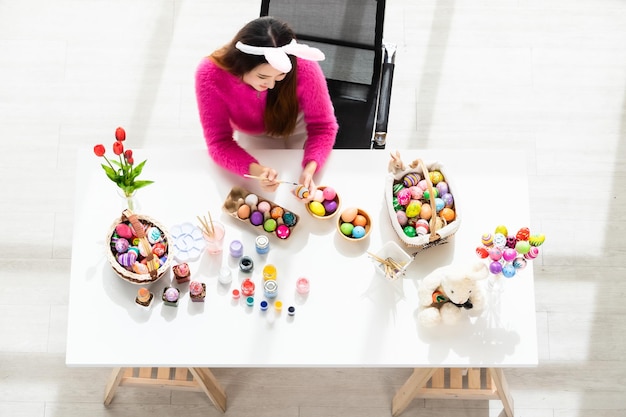 Photo vue d'angle élevé d'une femme debout sur la table