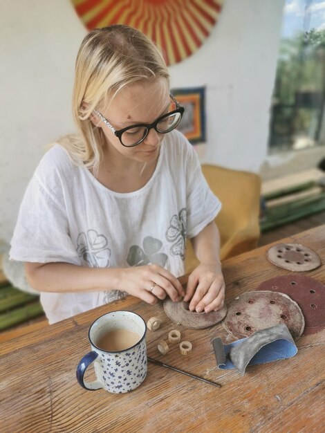 Photo vue d'angle élevé d'une femme avec du café travaillant à la table