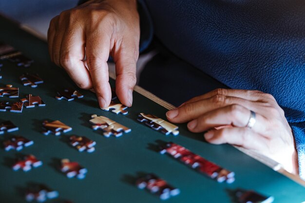 Photo vue d'angle élevé d'une femme jouant avec un puzzle