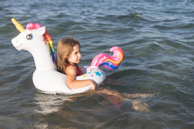 Photo vue d'angle élevé d'une femme nageant dans la mer