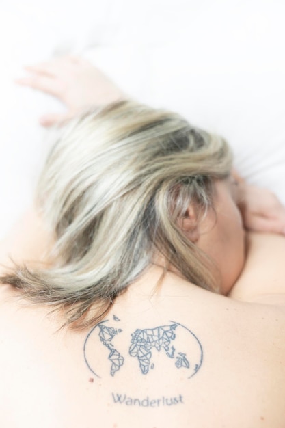 Photo vue d'angle élevé d'une femme avec un tatouage sur le dos