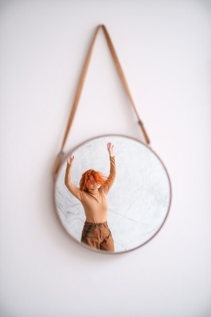 Photo vue d'angle élevé d'une femme avec un tatouage sur fond blanc