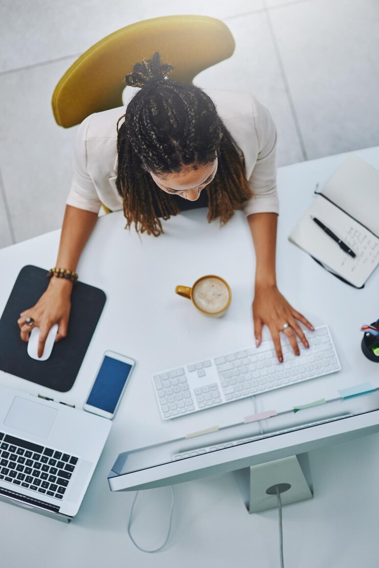 Photo vue d'angle élevé d'une femme travaillant sur une table