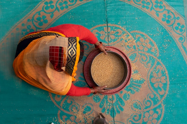 Photo vue d'angle élevé d'une femme travaillant