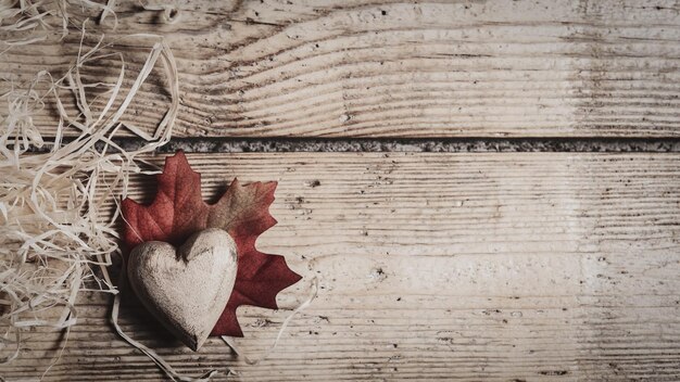 Vue d'angle élevé des feuilles séchées sur la table