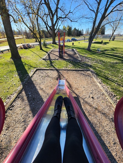 Photo vue d'angle élevé d'une fille sur une diapositive