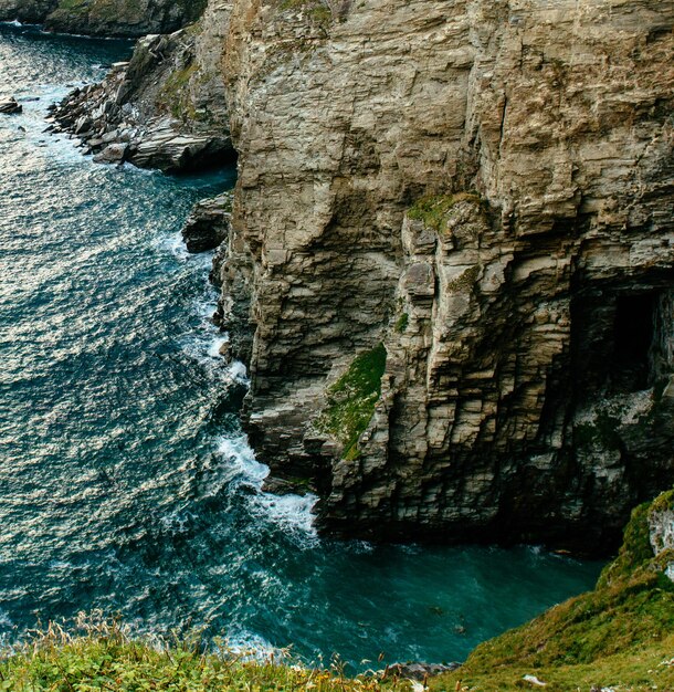 Photo vue d'angle élevé des formations rocheuses par mer