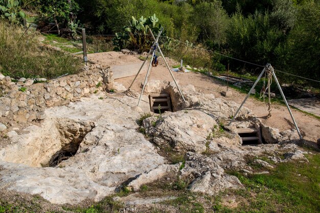 Vue d'angle élevé des formations rocheuses par les plantes dans la carrière