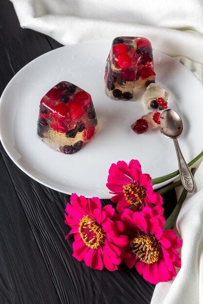 Vue d'angle élevé des fraises dans l'assiette sur la table