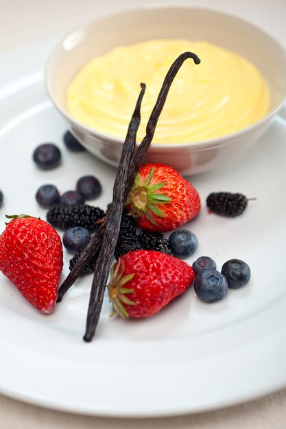 Vue d'angle élevé des fraises dans l'assiette sur la table