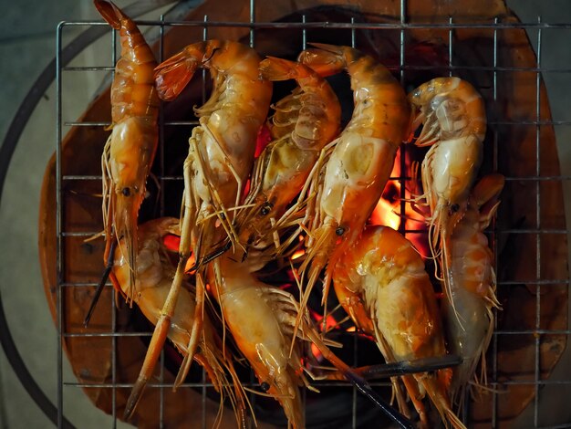 Vue d'angle élevé des fruits de mer sur le barbecue