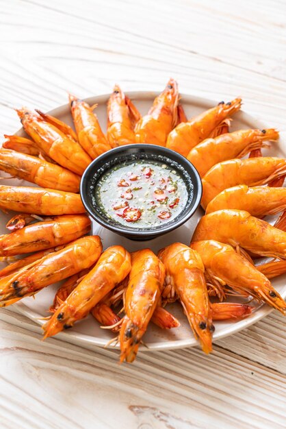 Vue d'angle élevé des fruits de mer dans l'assiette sur la table