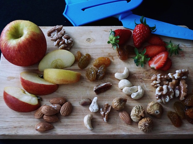 Vue d'angle élevé des fruits et des noix sur la planche à couper