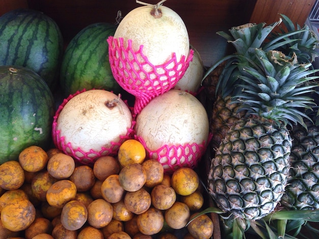 Vue d'angle élevé des fruits à vendre au marché