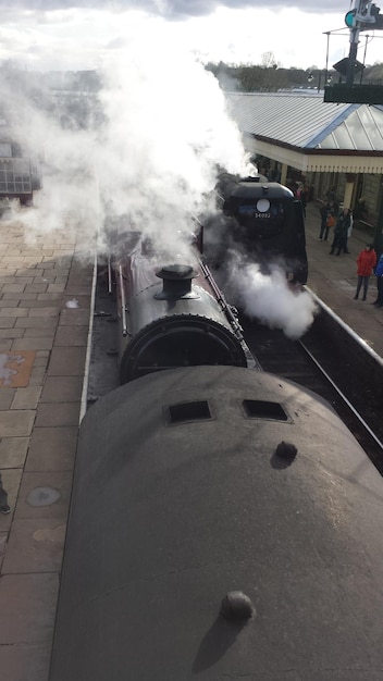 Vue d'angle élevé de la fumée émise par les locomotives à la station