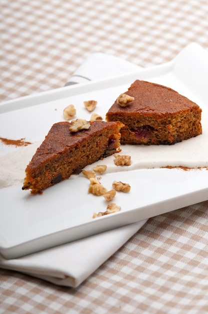 Vue d'angle élevé des gâteaux dans l'assiette sur la table