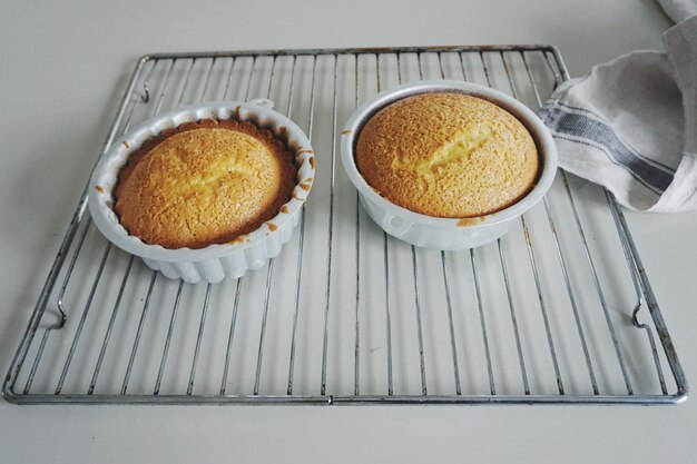 Vue d'angle élevé des gâteaux sur le rack de refroidissement à la table blanche