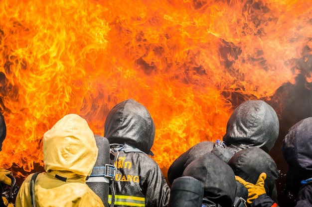 Photo vue d'angle élevé des gens contre le feu orange