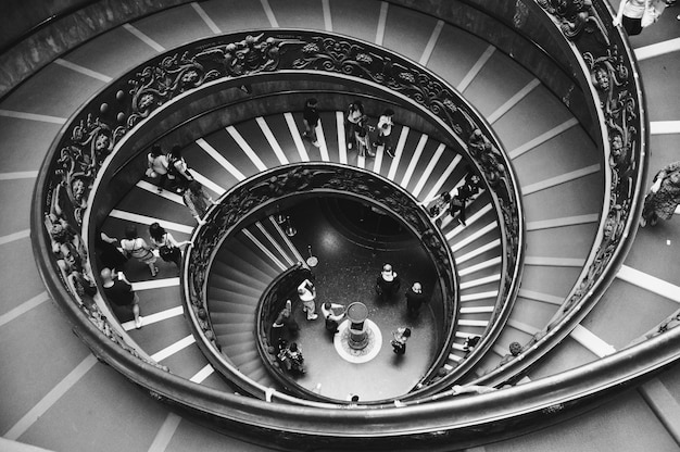 Vue d'angle élevé des gens sur l'escalier en spirale dans le bâtiment