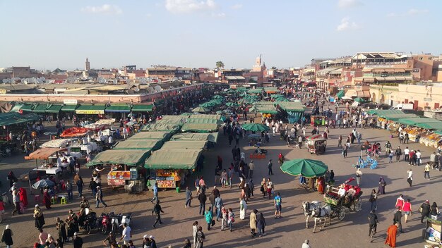 Photo vue d'angle élevé des gens à jemaa el-fnaa