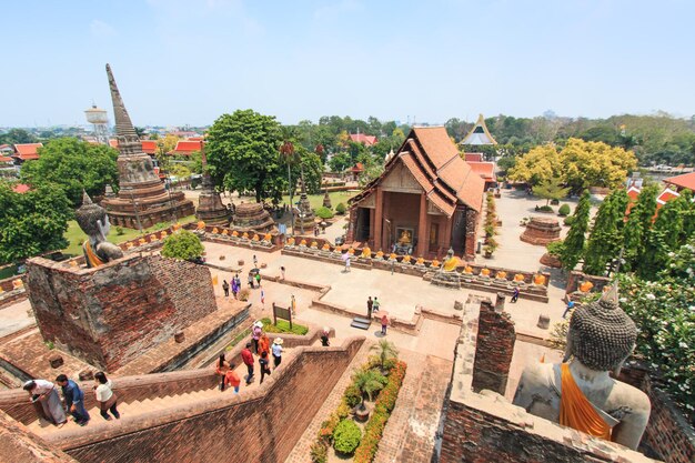 Vue d'angle élevé des gens à wat yai chai mongkhon