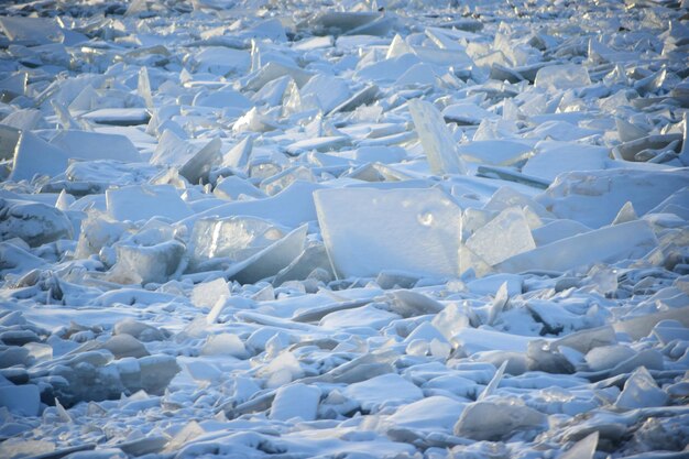 Photo vue d'angle élevé de la glace flottant sur la mer