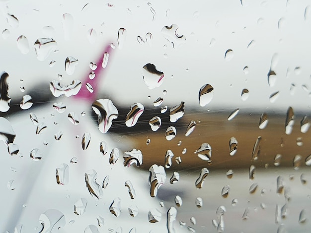 Photo vue d'angle élevé des gouttes de pluie sur la fenêtre d'un avion