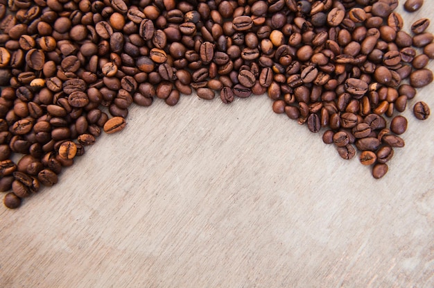 Vue d'angle élevé des grains de café torréfiés sur la table
