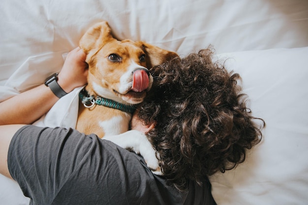 Vue d'angle élevé de l'homme avec le chien sur le lit