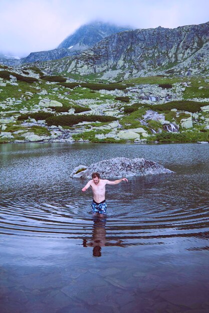 Photo vue d'angle élevé de l'homme dans le lac