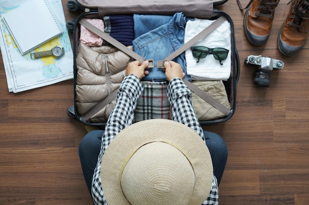 Vue d'angle élevé d'un homme faisant ses bagages à la maison