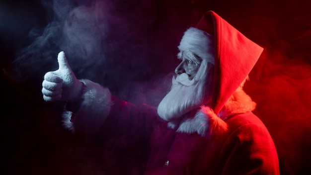 Photo vue d'angle élevé de l'homme et de la feuille rouge sur fond noir